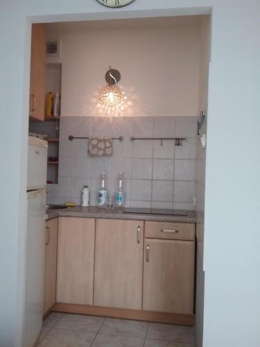 - une cuisine avec un évier et un comptoir dans l'établissement Apartament w centrum, à Koszalin