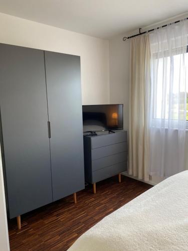 Ένα ή περισσότερα κρεβάτια σε δωμάτιο στο Modernes Apartment am Hafen mit Seeblick