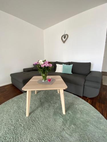 Χώρος καθιστικού στο Modernes Apartment am Hafen mit Seeblick