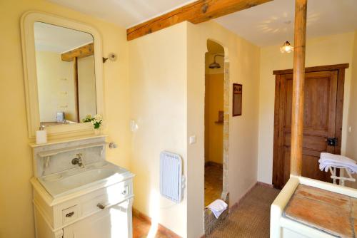 Vonios kambarys apgyvendinimo įstaigoje Le village-hôtes
