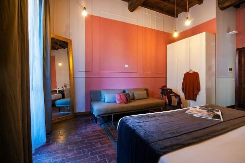 ローマにあるTown House Campo De Fioriのベッドとソファが備わる部屋