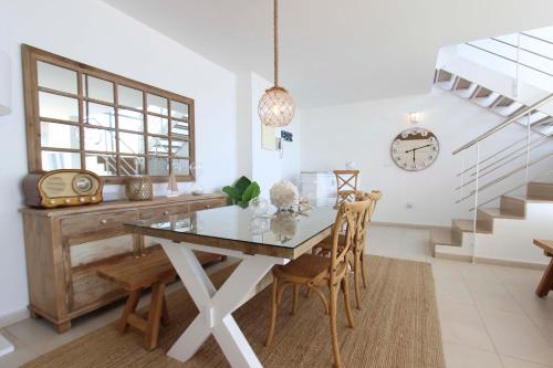 a dining room with a table and chairs at Can Lou-Casa con Caracter en Cullera in Faro de Cullera
