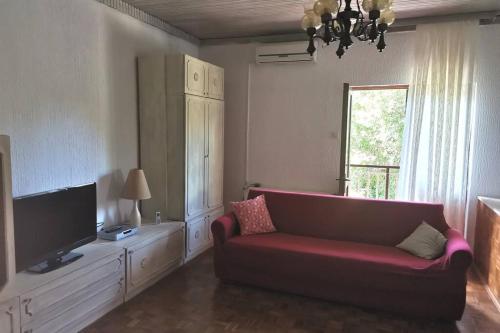 Apartment Sanja near the sea, spacious and green :)