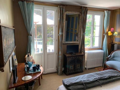 Chambres d'Hôtes Villa Mon Repos في Saint-Aubin-sur-Scie: غرفة معيشة مع أريكة وطاولة