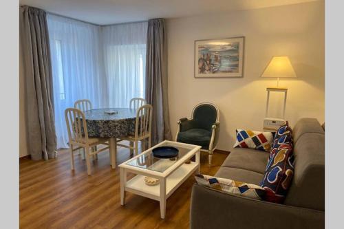 un salon avec un canapé et une table dans l'établissement FUNTANA NOVA, à Piana