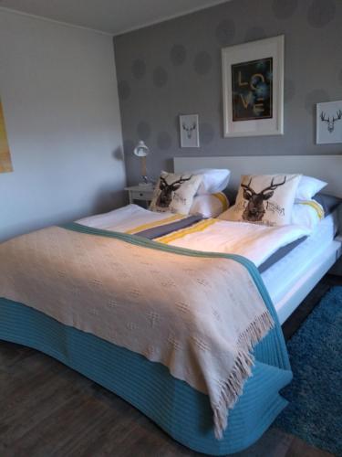 1 dormitorio con 2 camas individuales en una habitación en Kim`s Cottage en Görwihl
