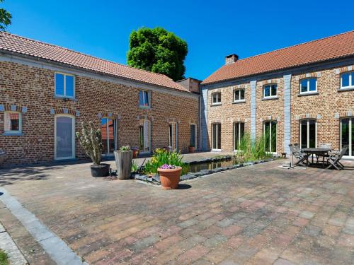 un patio de dos edificios de ladrillo con macetas en Charming Holiday Home in Geetbets with Terrace, en Geetbets