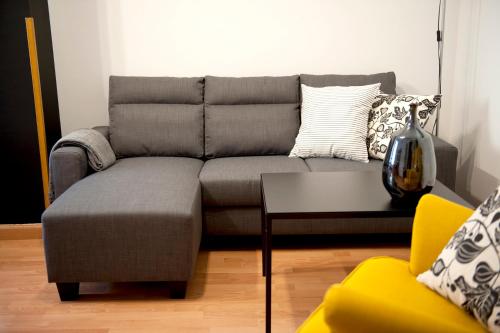 a living room with a couch and a table at Apartamento Cactus Centro in Úbeda