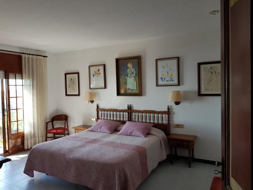 ベグールにあるHostal Sa Barraca - Adults Onlyのベッドルーム1室(ベッド1台付)が備わります。壁には絵画が飾られています。