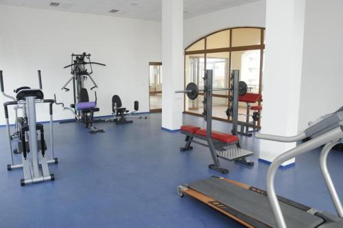 The fitness centre and/or fitness facilities at Villa Romana
