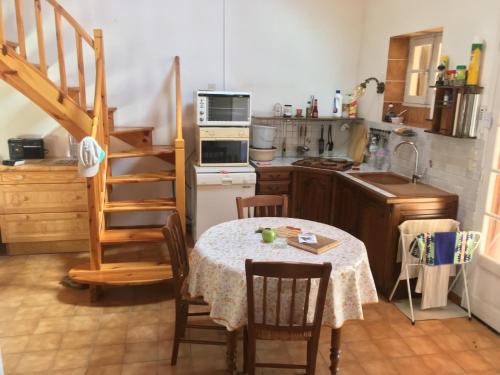 Jolie petite maison dans hameau en pleine nature