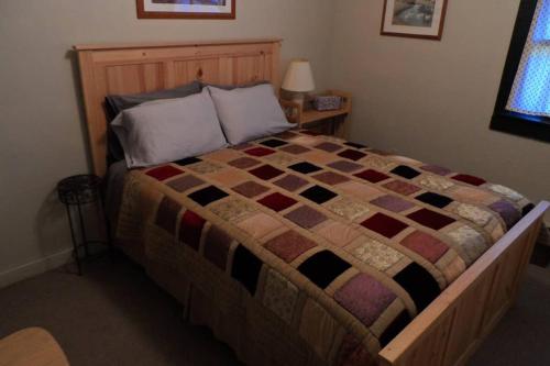 A bed or beds in a room at Mountainside Chalet - Tiny Home