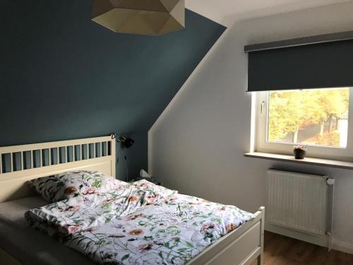 um quarto com uma cama e uma janela em 2-Zi. Wohnung in Bahnhofsnähe - 24_7 self-check-in em Verden