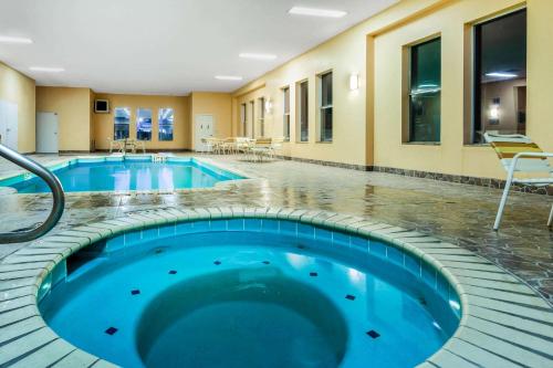 a pool in the middle of a hotel room at La Quinta by Wyndham Kerrville in Kerrville
