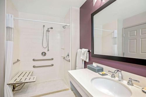 un baño con lavabo y ducha en La Quinta by Wyndham Corpus Christi - Portland, en Portland