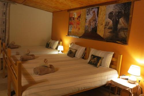 Un pat sau paturi într-o cameră la Okahandja Guesthouse