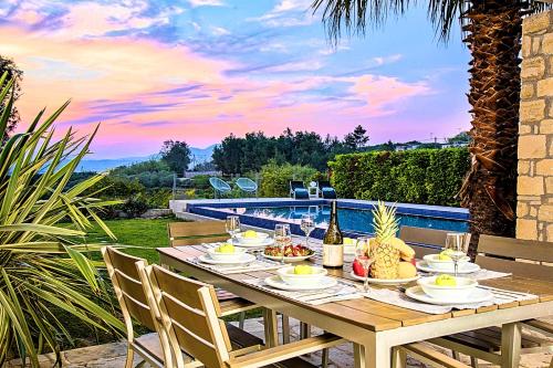 Πισίνα στο ή κοντά στο Cretan Mansion with Heated Swimming Pool