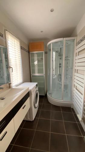 une salle de bain avec douche et machine à laver dans l'établissement Sunsetvilla au calme avec SPA et Piscine chauffée, plage à pied ,Golf à proximité, à Saint-Cyr-sur-Mer