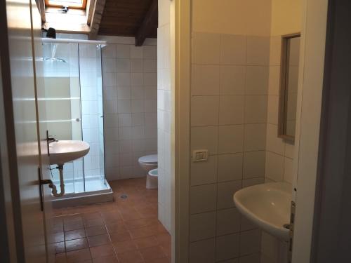 A bathroom at Open Cascina