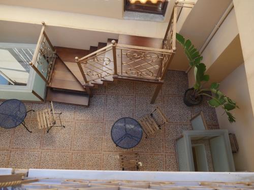uma vista superior de uma escada numa casa em Old Town Suites em Chania Town