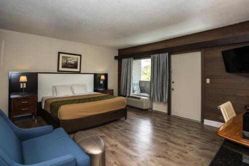 Ένα ή περισσότερα κρεβάτια σε δωμάτιο στο Chalet Inn