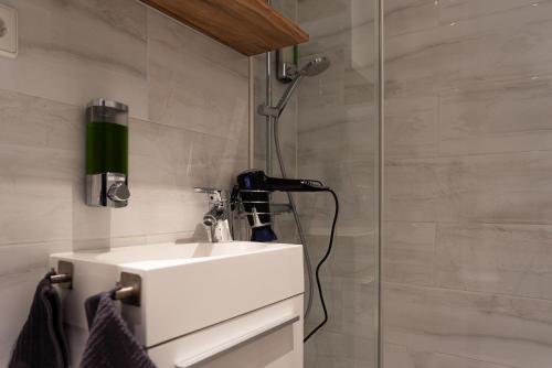 a bathroom with a sink and a shower at Studio 20qm mit Balkon und Innenpool - 22030 in Schluchsee
