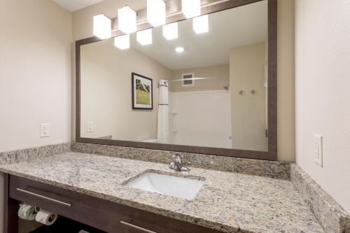 GrandStay Hotel & Suites Rock Valley tesisinde bir banyo