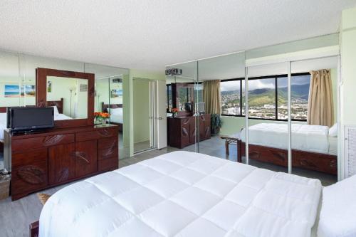 A bed or beds in a room at 2 Bedroom Penthouse w/Ocean Views