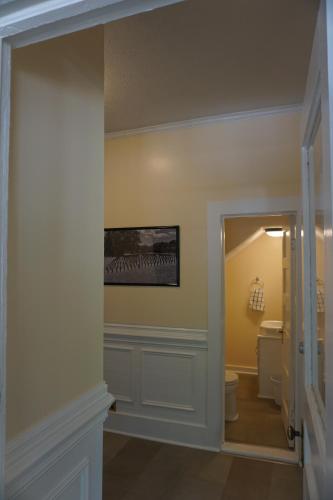 Bilik mandi di Renovated 1928 bungalow on a former asylum campus