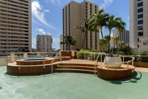 Kolam renang di atau di dekat Waikiki Banyan Modern One Bedroom Free Parking
