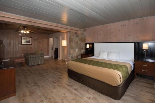 Ένα ή περισσότερα κρεβάτια σε δωμάτιο στο Chalet Inn