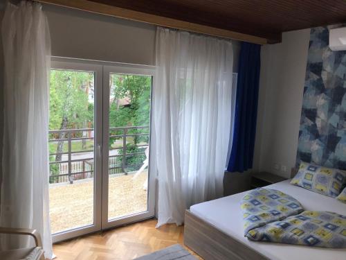 Ένα ή περισσότερα κρεβάτια σε δωμάτιο στο Csobánc Ház