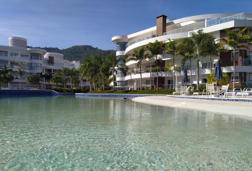 une piscine d'eau en face d'un bâtiment dans l'établissement Marine Home Resort- piscina aquecida-hidromassagem, à Florianópolis