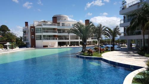 ein großes Schwimmbad vor einem Gebäude in der Unterkunft Marine Home Resort- piscina aquecida-hidromassagem in Florianópolis