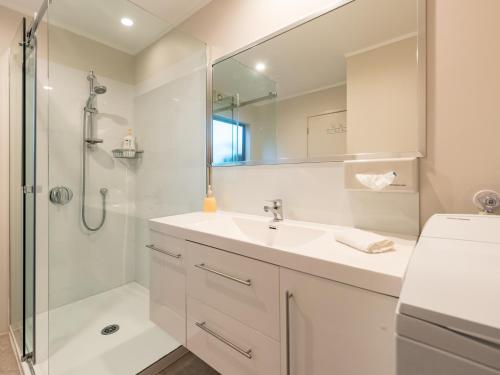 a bathroom with a sink and a shower at Craicor Boutique Apartments in Paihia