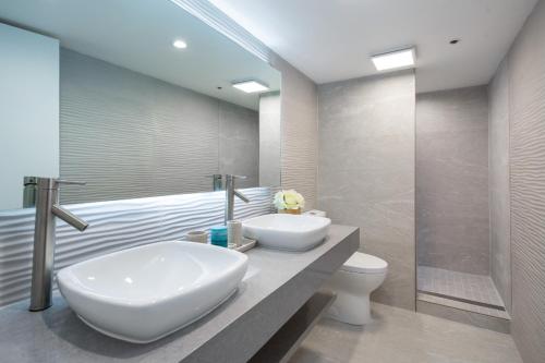 Executive Hotel Suite Downtown Free Parking tesisinde bir banyo