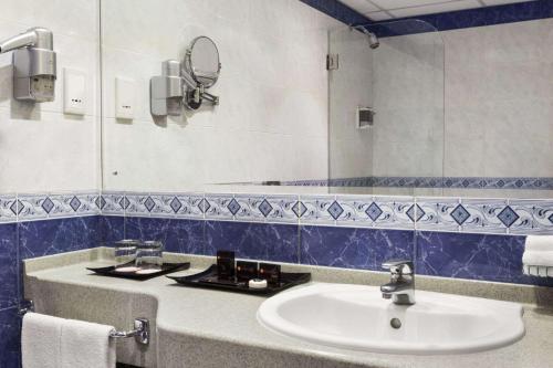 Phòng tắm tại Ramada Qurum Beach Hotel