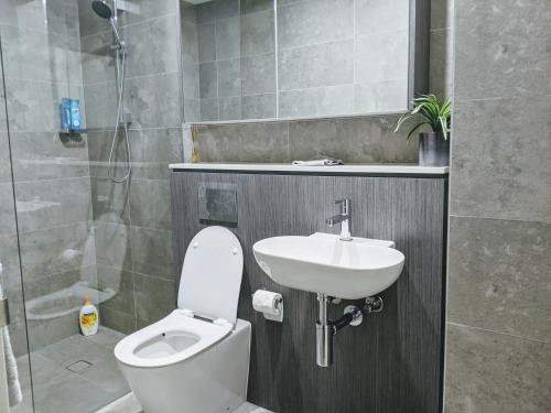 a bathroom with a toilet and a sink and a shower at Luxury 3-bed 2-bath, balcony, with pool included, NO PARTIES! in Sydney