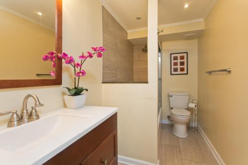 ホノルルにある2 Bedroom Corner Suite & Tropical Viewsの洗面台とトイレ付きのバスルーム
