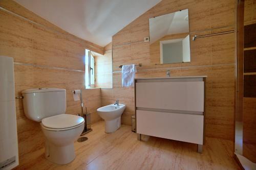 uma casa de banho com um WC e um lavatório em Apartamentos Barrio Húmedo Catedral 2 em Leão