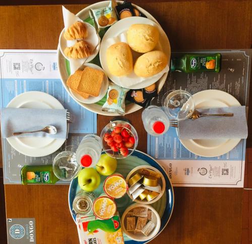 una mesa con platos de comida en la parte superior en Albergo Dongo, en Dongo