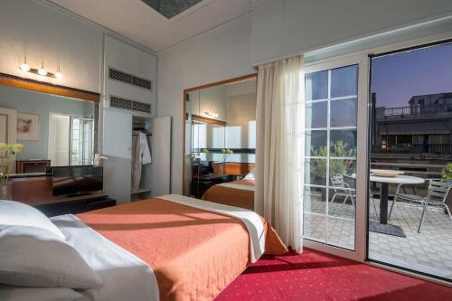 Un pat sau paturi într-o cameră la Victory Inn