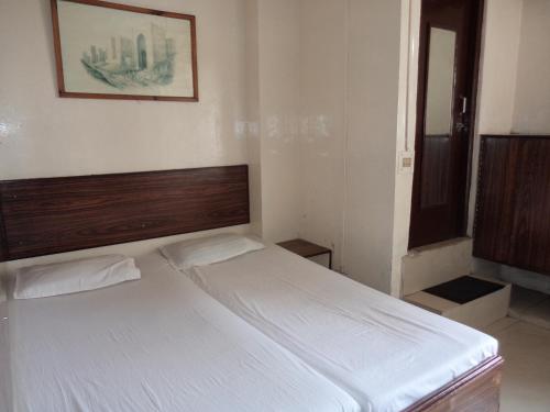 Giường trong phòng chung tại Hotel Embassy