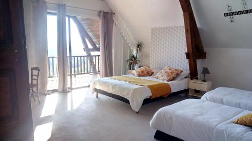 En eller flere senge i et værelse på La maison du rocher