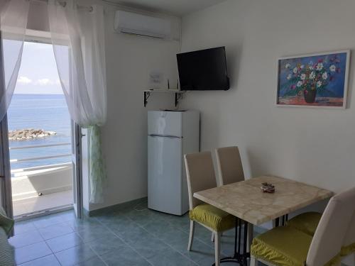 - une salle à manger avec une table et une vue sur l'océan dans l'établissement La casa Verde, à Ischia