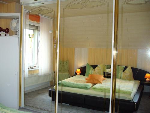 um quarto com uma cama com uma parede de vidro em Private Ferienwohnung Fam.Wölke em Sondershausen