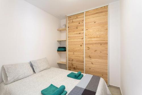Ένα ή περισσότερα κρεβάτια σε δωμάτιο στο Flat near the beach and center of Tossa de Mar "Luna"