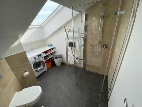 Phòng tắm tại 5-Sterne Active Ferienwohnung Chiemgau