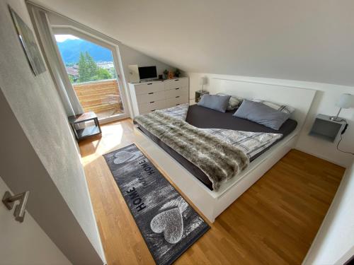 Habitación pequeña con cama y ventana en 5-Sterne Active Ferienwohnung Chiemgau, en Marquartstein