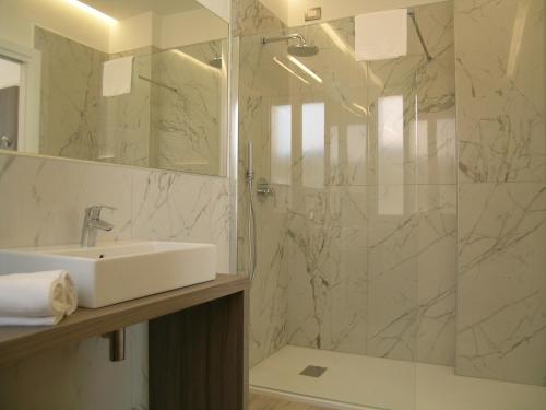 Hotel Belvedere tesisinde bir banyo